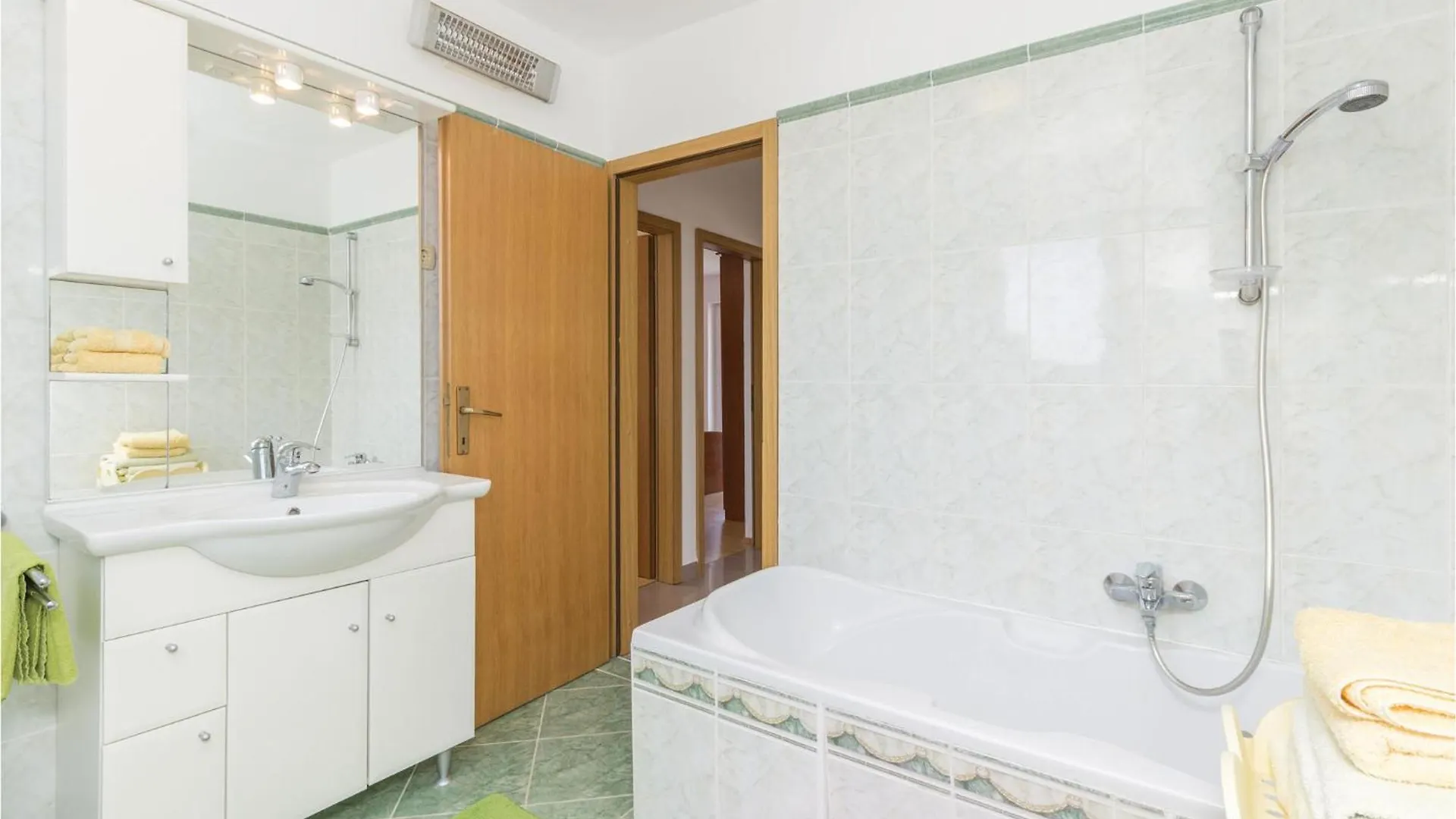 Stunning Apartment In Mali Iz With Kitchen